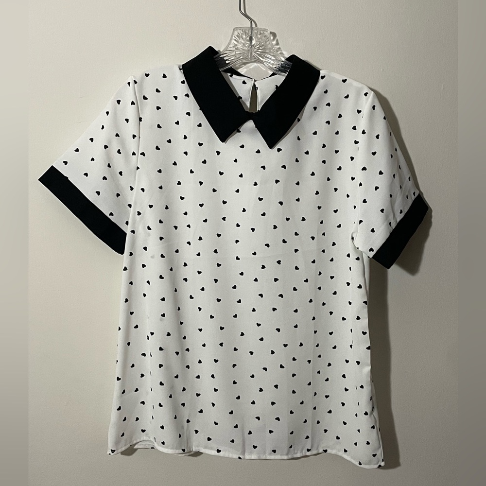 NWOT white Peter Pan collar blouse with black hearts. Size medium